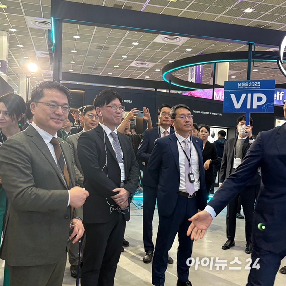 (왼쪽부터) 문신학 산업통상부 1차관, 용석우 삼성전자 사장, 조주완 LG전자 CEO [사진=권서아 기자]