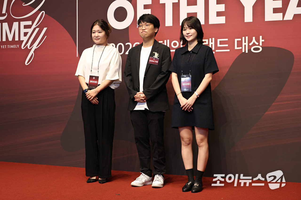 예능프로그램 '골 때리는 그녀들' 이채희 PD 및 제작진들이 1일 오전 서울 중구 신라호텔에서 진행된 '2026 올해의 브랜드 대상' 포토월 행사에 참석해 포즈를 취하고 있다. [사진=문수지 기자]