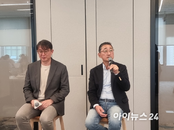 함기호 AWS코리아 대표가 3일 서울 역삼동 AWS코리아 사무실에서 열린 신년 기자간담회에서 지난해 사업 성과를 발표하고 있다. [사진=윤소진 기자]