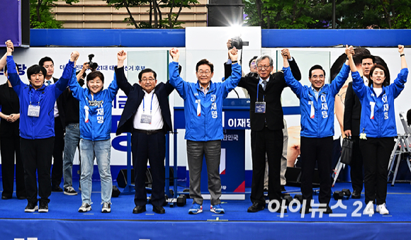 이재명 더불어민주당 대통령 선거 후보가 28일 오후 서울 광진구 어린이대공원 정문 앞에서 열린 집중유세에 참석해 유권자들에게 인사를 하고 있다. [사진=곽영래 기자]