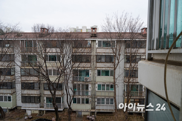 서울 노원구 상계주공5단지는 1987년 준공된 5층짜리 노후 아파트다. 현재 재건축이 진행 중이며, 한화 건설부문이 시공사로 선정돼 지하철 4&middot;7호선 노원역 인근에 최고 35층, 5개 동, 총 996가구 규모의 단지로 탈바꿈할 계획이다. 2026.02.26 [사진=김민지 기자]