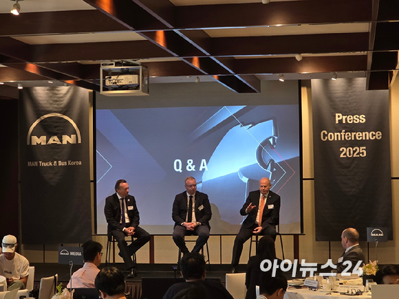 피터 안데르손 만트럭버스코리아 사장이 26일 서울 용산구 그랜드 하얏트 서울에서 열린 기자간담회에서 발표하고 있다. [사진=김종성 기자]