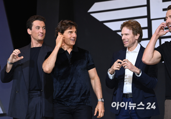 할리우드 배우 톰 크루즈가 20일 서울 송파구 잠실동 롯데호텔월드 크리스탈볼룸에서 열린 영화 '탑건: 매버릭'(감독 조셉 코신스키) 프레스 컨퍼런스에 참석해 포토타임을 갖고 있다. [사진=정소희 기자]