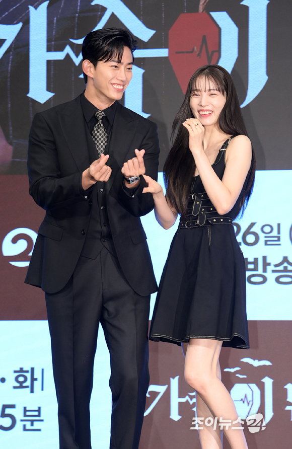배우 옥택연과 윤소희가 26일 오후 서울 구로구 신도림동 더세인트에서 열린 KBS 2TV 새 월화드라마 '가슴이 뛴다' 제작발표회에 참석하고 있다. [사진=정소희 기자]