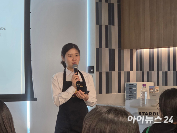 김윤하 스타벅스 21대 커피대사가 28일 서울 스타벅스 아카데미센터에서 열린 기자 간담회에서 '별빛 블렌드'를 소개하고 있다. [사진=전다윗 기자]