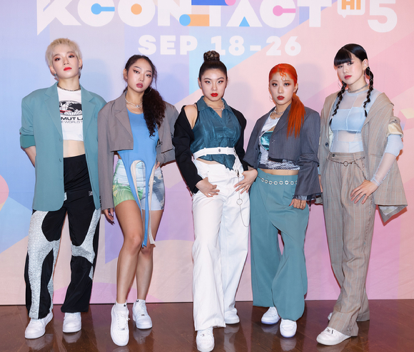 '케이콘택트(KCON:TACT)'의 다섯 번째 시즌 '케이콘택트 하이 파이브'가 지난 25일 열렸다. '스트릿우먼파이터'에 출연하는 댄스팀 YGX가 참석해 포토타임을 갖고 있다. [사진=Mnet]