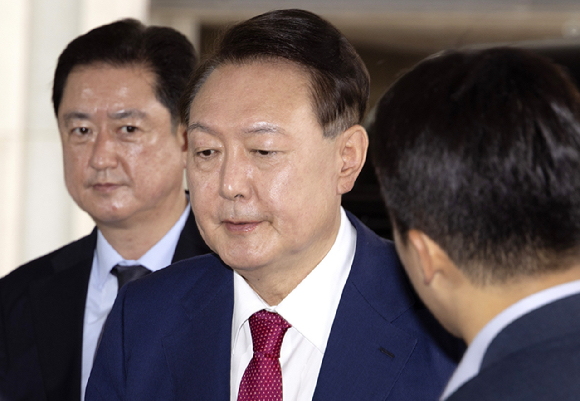 윤석열 전 대통령이 5일 내란 특검의 2차 조사를 받기 위해 조은석 특별검사팀 사무실이 있는 서울 서초구 서울고검에 출석하고 있다. 2025.7.5 [공동취재] [사진=연합뉴스]