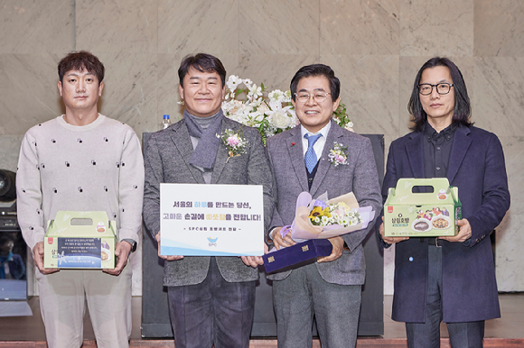 SPC그룹이 4일 서울 성동구 '디노체 컨벤션'에서 추운 겨울 헌신하는 서울시 환경공무관들에게 호빵을 전달하고 기념 촬영을 하고 있다. 주성준 서울시노동조합 위원장(왼쪽에서 두번째), 도세호 SPC 대표이사(왼쪽에서 세번째). [사진=SPC그룹]