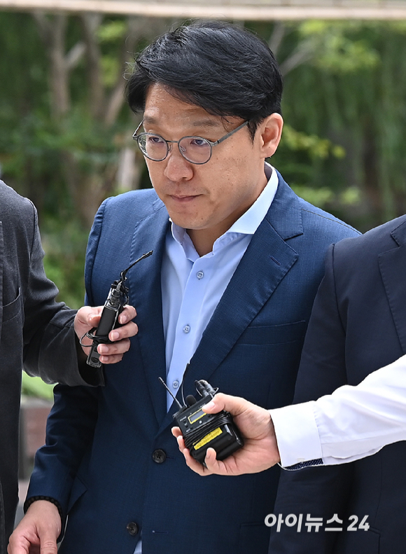 '공천개입 의혹' 김상민 전 부장검사가 9일 오전 서울 종로구에 마련된 김건희 특검팀(특별검사 민중기) 사무실로 조사를 받기 위해 출석하고 있다. [사진=곽영래 기자]