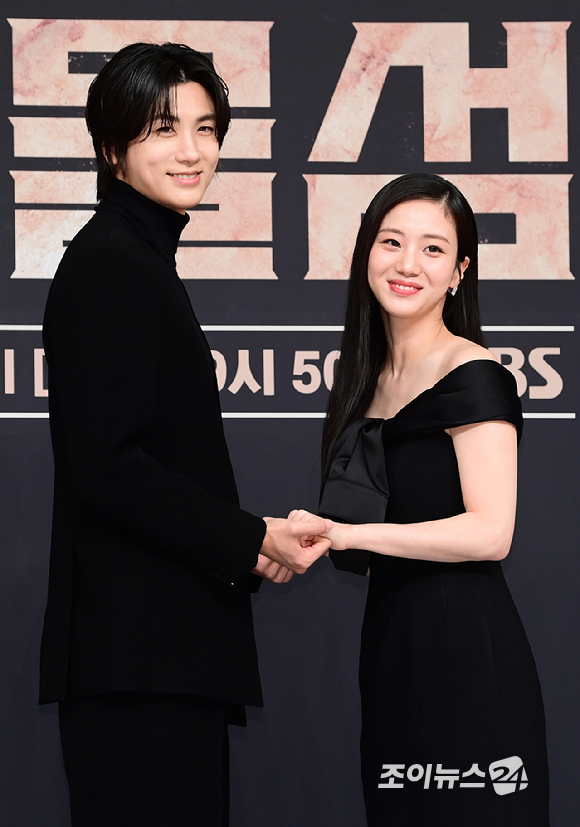 배우 박형식과 홍화연이 21일 오후 서울 양천구 목동 SBS에서 열린 SBS 새 금토드라마 '보물섬' 제작발표회에 참석 하고 있다. [사진=정소희 기자]