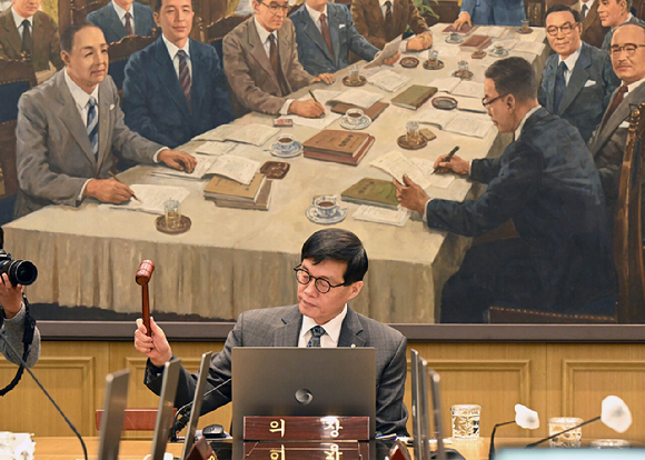 이창용 한국은행 총재가 25일 서울 중구 한국은행 본관에서 열린 금융통화위원회 본회의에 개회를 선언하는 의사봉을 치고 있다. [사진=사진공동취재단]