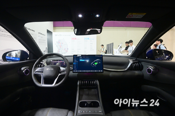 'EV 트렌드 코리아 2026'이 25일 서울 강남구 코엑스에서 열렸다. BYD코리아 부스에 순수 전기차 '아토 3 플러스'가 전시되고 있다. [사진=정소희 기자]
