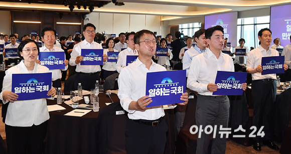 한병도 더불어민주당 대표 직무대행 겸 원내대표, 한성숙 국무총리 등 참석자들이 3일 서울 용산 서울드래곤시티호텔에서 열린 더불어민주당 후반기 국회 대비 국회의원 워크숍에서 손 피켓을 들고 구호를 외치고 있다. [사진=곽영래 기자]
