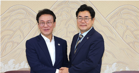 더불어민주당 김민석 당 대표 후보가 24일 인천 남동구 인천시청을 방문해 박찬대 인천시장과 악수하고 있다. [사진=연합뉴스]