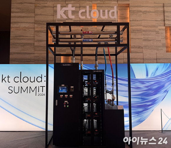 AI 데이터센터가 전력망 상황에 따라 연산 부하를 분산하고 배터리저장장치를 활용해 전력 사용량을 조절하는 모습을 표현한 이미지 [사진=챗GPT]