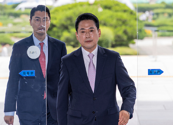 한동훈 무소속 의원이 11일 서울 여의도 국회에서 본회의가 끝난 뒤 국민의힘 박정훈, 정성국 의원과 인사를 나누고 있다. [사진=곽영래 기자]