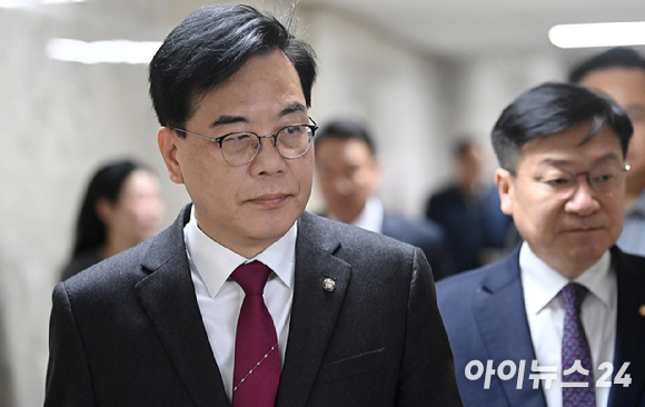 송언석 국민의힘 원내대표가 서울 여의도 국회에서 열린 원내대책회의에 참석하고 있다. [사진=곽영래 기자]