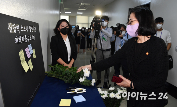 김현숙 여성가족부 장관이 16일 서울 여의도 국회에서 열린 여성가족위원회 전체회의에 출석하며 회의실 앞 복도에 마련된 신당역 역무원 피살사건 피해자 추모 공간에서 헌화하고 있다. [사진=김성진 기자]