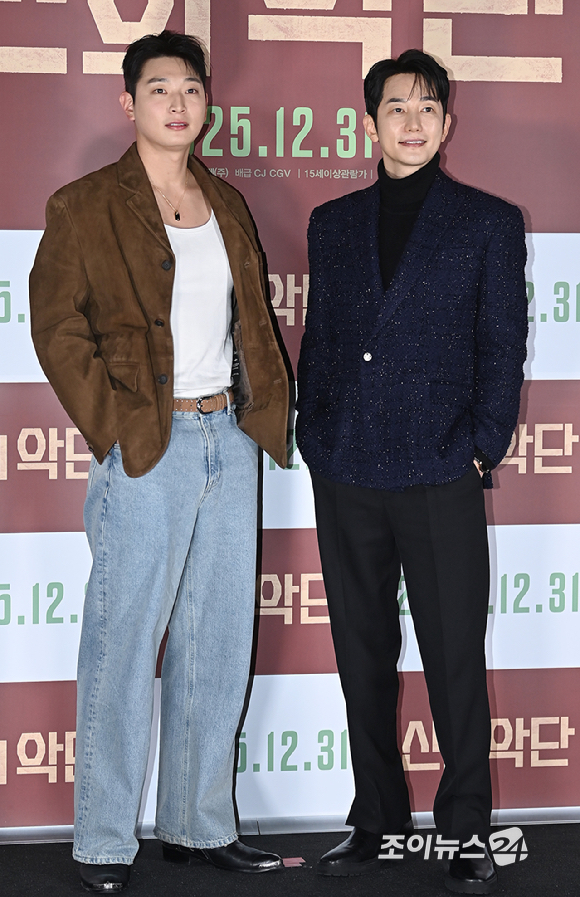 배우 정진운, 박시후가 8일 서울 용산구 CGV 용산아이파크몰에서 열린 영화 '신의 악단' 제작보고회에서 포즈를 취하고 있다 [사진=곽영래 기자]