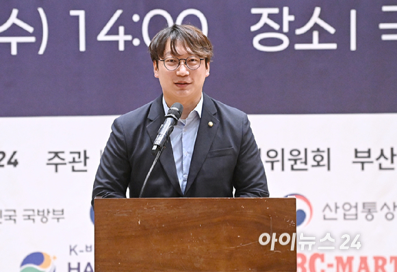 모경종 더불어민주당 의원이 9일 서울 여의도 국회 의원회관에서 열린 제10회 대한민국 청년의날 축제 조직위원 위촉식 & 시상식에서 축사를 하고 있다. [사진=곽영래 기자]