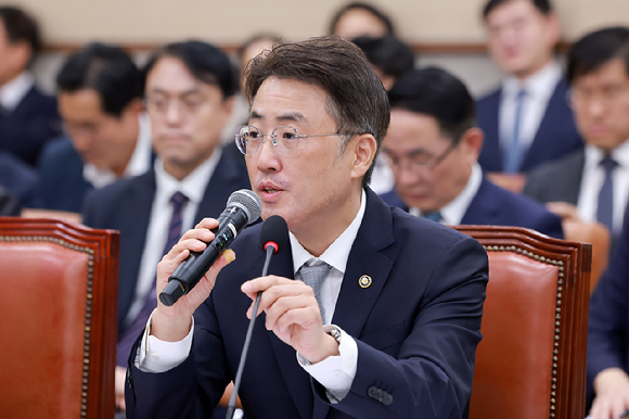이진수 법무부 장관 직무대행이 8일 국회 법제사법위원회에서 열린 법무부, 대한법률구조공단 등에 대한 국정감사에서 법사위원 질의에 답하고 있다. 2026.10.8 [사진=연합뉴스]