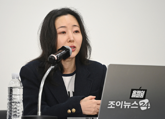 민희진 오케이 레코즈 대표가 25일 서울 종로구 교원 챌린지홀에서 열린 언론 기자회견에서 발언하고 있다. [사진=곽영래 기자]