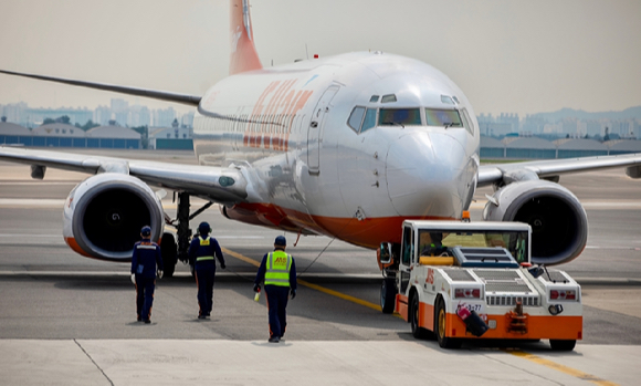 29일 제주항공의 자회사 JAS 직원들이 인천국제공항에서 지상 조업 업무를 하고 있다. [사진=제주항공]