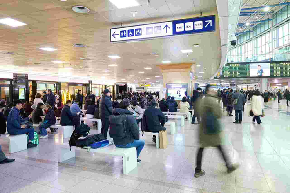 서울역에 설치한 화장품 공병 업사이클링 벤치. [사진=로레알코리아]