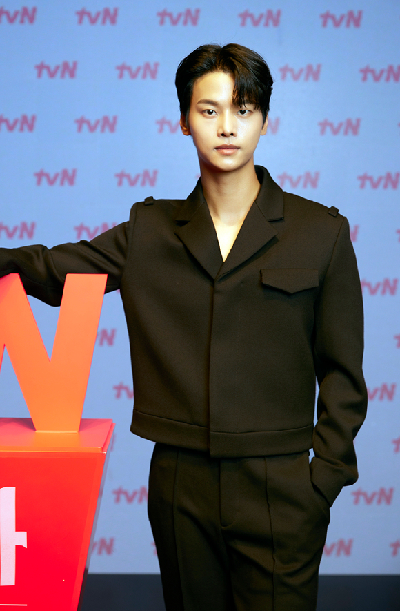 배우 차학연이 19일 온라인으로 진행된 tvN 새 토일드라마 '무인도의 디바' 제작발표회에 참석하고 있다. [사진=tvN]