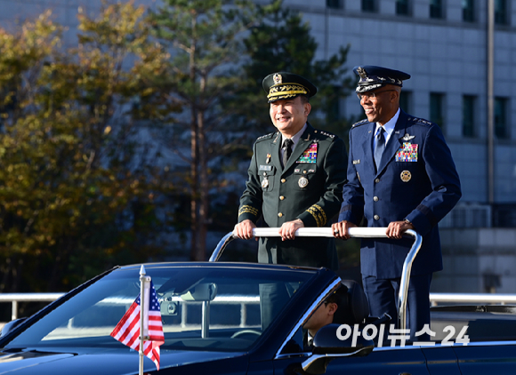 찰스 브라운 미 합참의장 환영 의장행사가 12일 오전 서울 국방부에서 열렸다. 김승겸 합참의장(왼쪽)과 브라운 미 합참의장이 열병식을 갖는 중 이야기를 나누고 있다. [사진=정소희 기자]