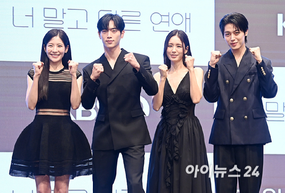 배우 조아람, 서강준 안은진, 이주안이 7일 오후 서울 구로구 신도림동 더 세인트에서 열린 KBS 2TV 토일 미니시리즈 '너 말고 다른 연애' 제작발표회에서 포토타임을 갖고 있다. [사진=곽영래 기자]