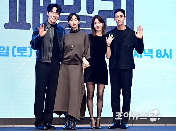 배우 김정현, 금새록, 양혜지, 최태준이 25일 오후 서울 구로구 더세인트에서 열린 KBS 2TV 새 주말드라마 '다리미 패밀리' 제작발표회에서 포토타임을 갖고 있다. [사진=곽영래 기자]