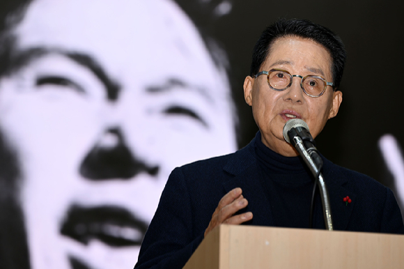 박지원 전 국정원장이 2024년 1월 18일 오후 광주 동구 전일빌딩245에서 열린 '김대중의 말 북콘서트'에 참여해 축사하고 있다. [사진=뉴시스]