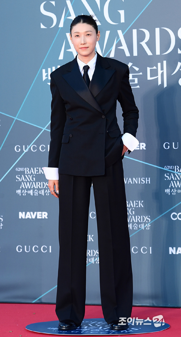 전 배구선수 김연경이 8일 오후 서울 강남구 삼성동 코엑스 동문 앞 야외광장에서 열린 '제62회 백상예술대상 with 구찌' 시상식에 앞서 레드카펫 행사에 참석하고 있다. [사진=정소희 기자]