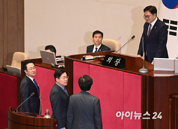 박찬대 더불어민주당 원내대표와 박성준 원내수석부대표가 27일 서울 여의도 국회에서 열린 제422회국회(임시회) 제7차 본회의에서 우원식 국회의장이 상법을 상정하지 않겠다고 하자 항의하고 있다. [사진=곽영래 기자]