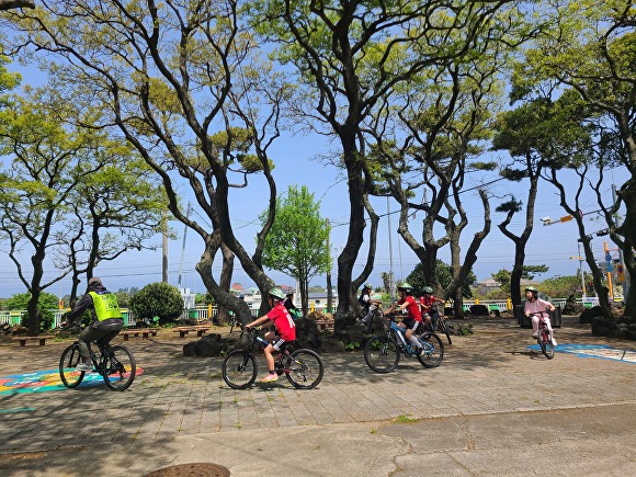 하도초 학생들이 교내에서 자전거 교육을 받고 있다.  [사진=제주특별자치도교육청]