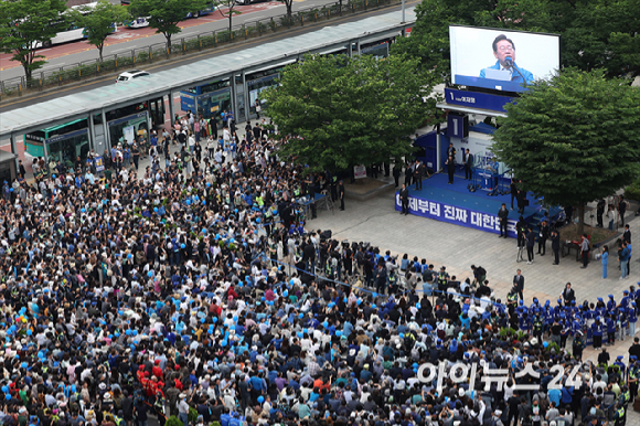 이재명 더불어민주당 대선 후보가 2일 오후 경기도 성남시 야탑역 광장에서 열린 선거유세 에서 지지를 호소하고 있다. [사진=곽영래 기자]