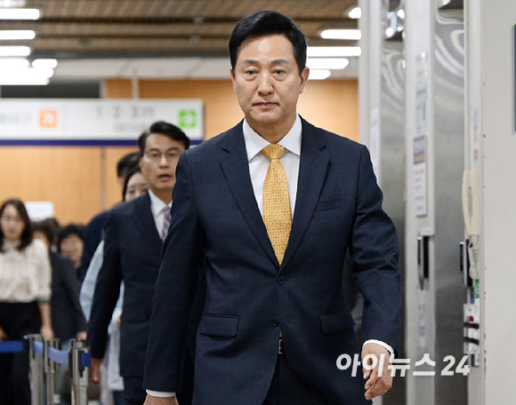 '명태균 여론조사비 대납 의혹'으로 기소된 오세훈 서울시장이 2일 서초구 서울고등법원에서 열린 정치자금법 위반 혐의 항소심 결심공판에 출석하고 있다. [사진=곽영래 기자]