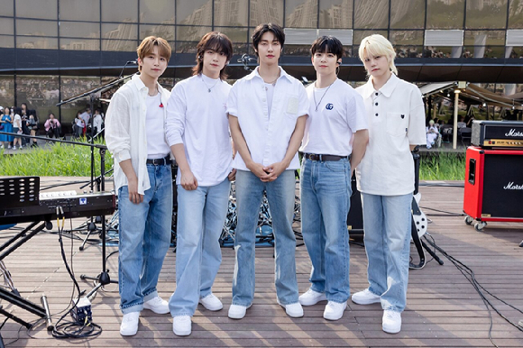엔플라잉(이승협, 차훈, 김재현, 유회승, 서동성)이 지난 1일 북서울꿈의숲 창포원에서 정규 2집 'Everlasting'(에버래스팅) 발매 기념 버스킹 'N.Flying Special Live 'Everlasting''을 진행하고 있다. [사진=FNC엔터테인먼트]