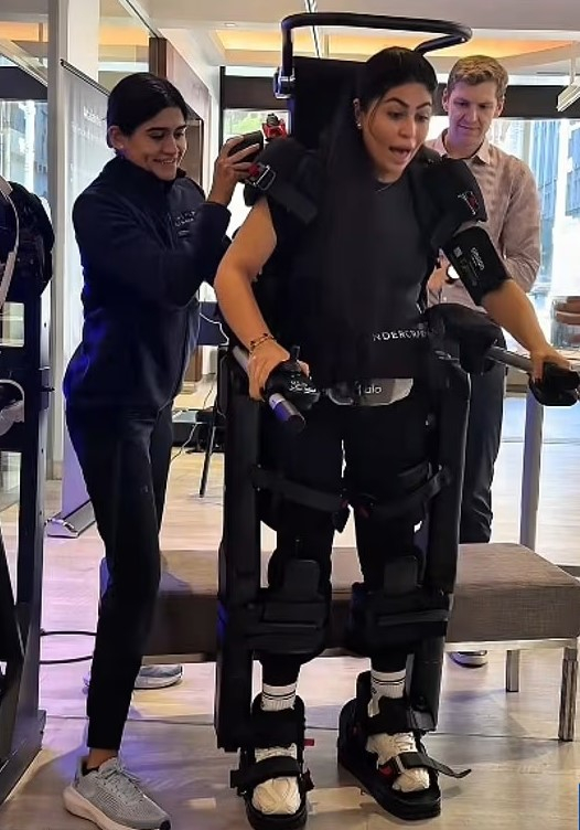 하반신이 마비된 27세의 제시카 타윌이 외골격 보조기를 통해 10년 만에 걷게 된 영상이 전 세계적으로 인기를 끌었다. [사진=틱톡 @jesstawil]