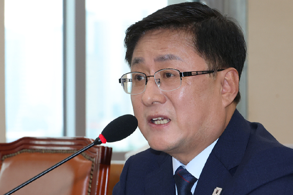 김성환 환경부 장관 후보자가 15일 국회 환경노동위원회에서 열린 인사청문회에서 위원 질의에 답하고 있다. [사진=연합뉴스]