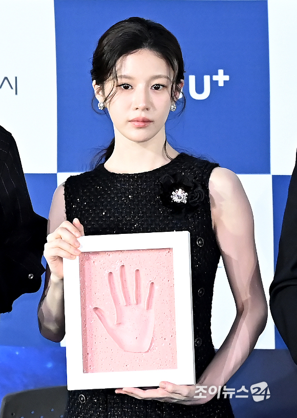 배우 고윤정이 25일 오전 서울 영등포구 CGV 여의도에서 열린 청룡시리즈어워즈 핸드프린팅 행사에서 포토타임을 갖고 있다. [사진=곽영래 기자]
