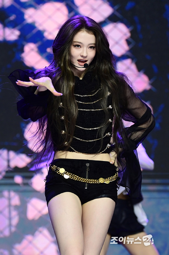 그룹 미야오 엘라가 1일 오후 서울 마포구 상암동 큐브컨벤션센터에서 열린 미야오(MEOVV) EP 2집 '바이트 나우(BITE NOW)' 미디어 쇼케이스에서 타이틀곡 '띠로리' 무대를 선보이고 있다. [사진=정소희 기자]