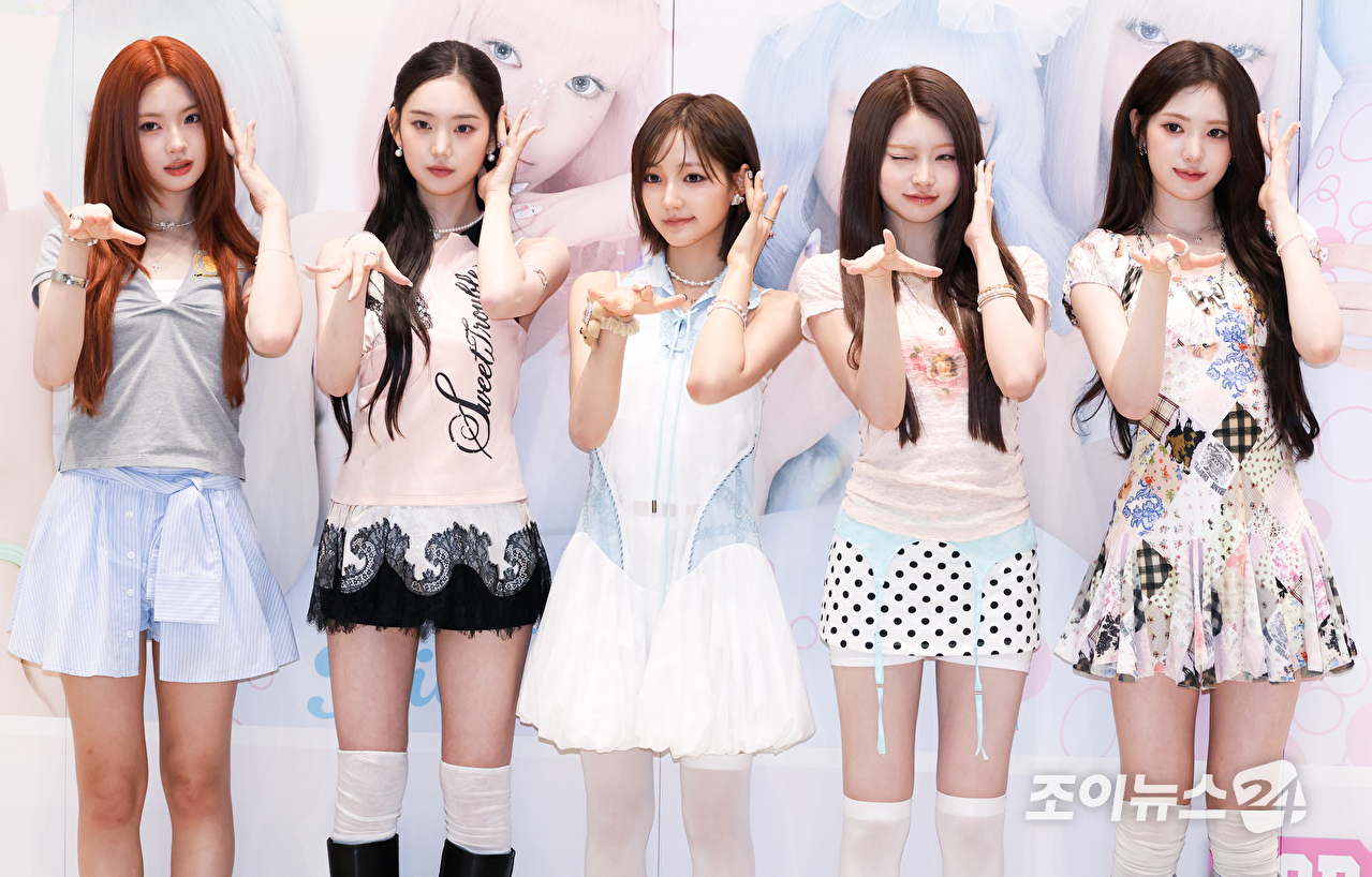 그룹 키키가 6일 오전 서울 성동구 성수동 펍지 성수에서 진행된 세 번째 미니앨범 '와이키키(WhyKiiiKiii)' 발매 기념 팝업 스토어 '와이키키 듀티 프리 팝업(WhyKiiiKiii Duty Free POP-UP)' 오픈 행사에 참석해 포즈를 취하고 있다. [사진=문수지 기자]