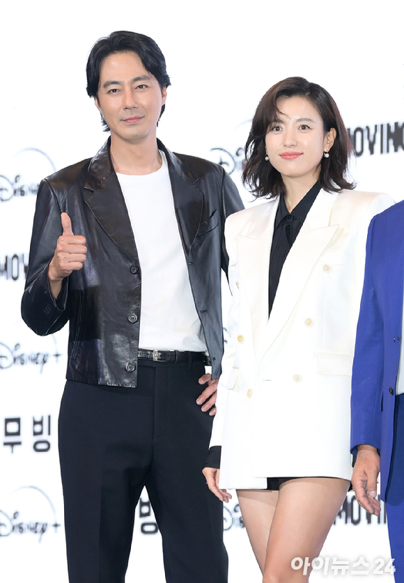 배우 조인성과 한효주가 3일 오후 서울 강남구 그랜드 인터컨티넨탈 서울 파르나스에서 진행된 디즈니+ 새 오리지널 시리즈 '무빙' 제작발표회에 참석하고 있다. [사진=정소희 기자]