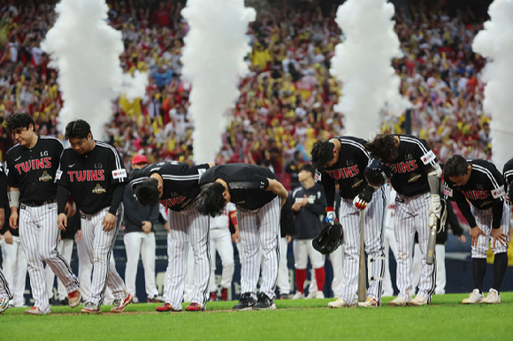 14일 서울 잠실야구장에서 열린 2026 신한 SOL KBO 포스트시즌 와일드카드 결정전 1차전 두산 베어스와 LG 트윈스의 경기. 각 구단 유니폼을 입은 관중들이 응원하고 있다. [사진=연합뉴스]
