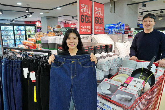 최하연(왼쪽), 이강석 롯데마트 패션팀 MD가 롯데마트 송파점에서 '연말 클리어런스 대전' 상품을 소개하고 있다. [사진=롯데마트]