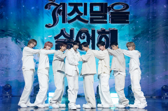 &apos;컴백&apos; 아홉 &quot;목표? 음악방송 1위 올킬+연말 시상식 신인상&quot;