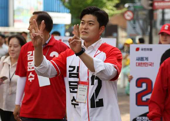 김용태 국민의힘 비상대책위원장이 1일 오후 대구 동성로에서 김문수 대선 후보에 대한 지지를 시민들에게 호소하고 있다. [사진=연합뉴스]