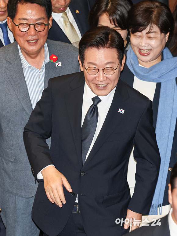 이재명 대통령이 지난 4일 서울 국회 본회의장에서 2026년도 정부 예산안에 대한 시정연설을 마친 뒤 퇴장하고 있다. [사진=국회사진기자단]